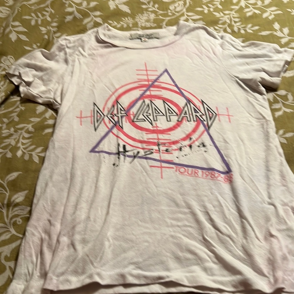 Juniors small Def Leppard graphic tee